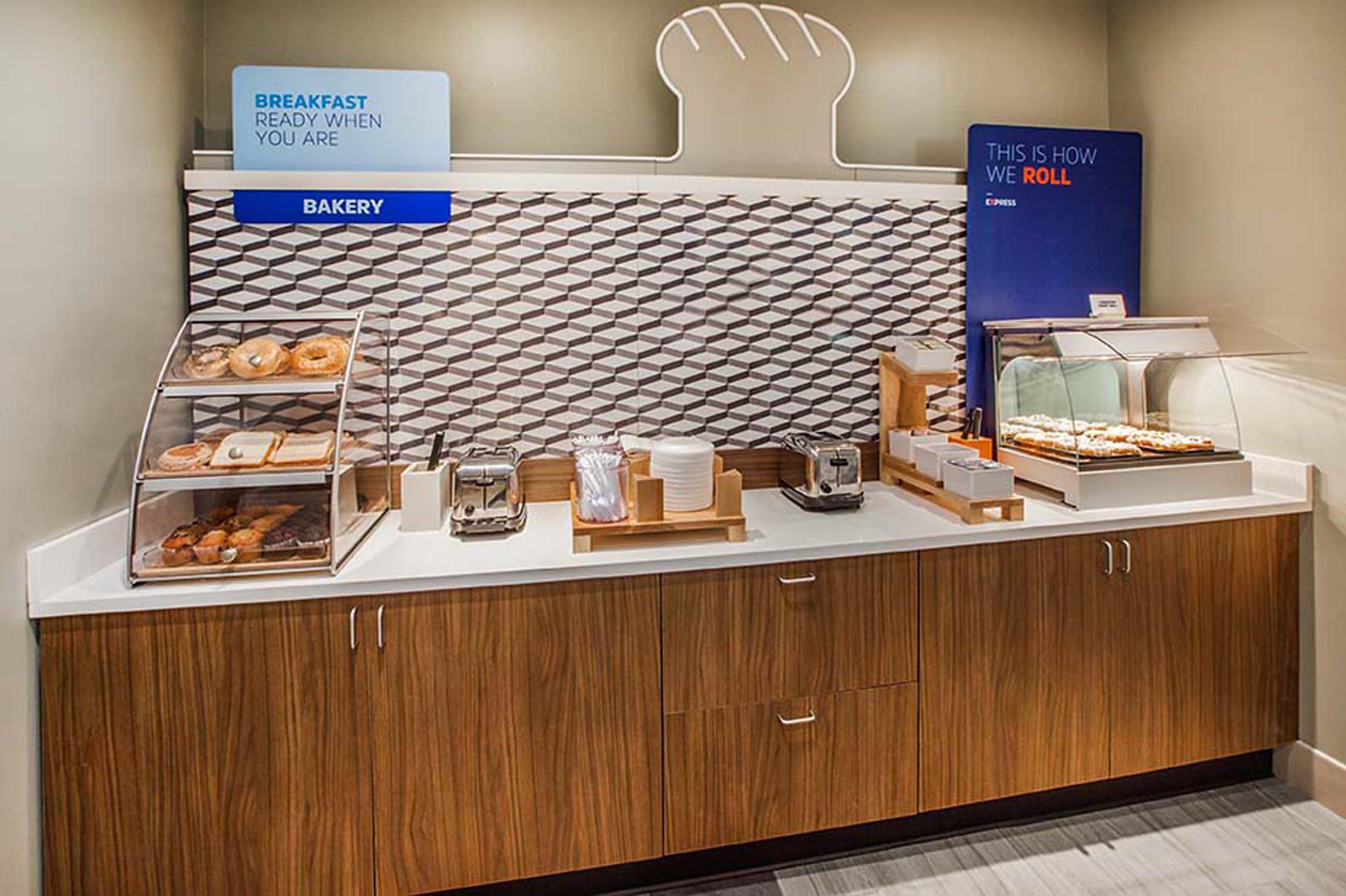 Holiday Inn Express Westley By Ihg Eksteriør bilde